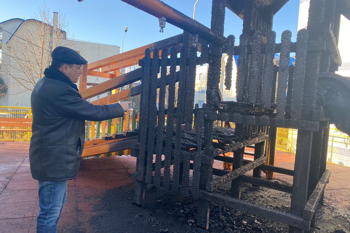 VANDALISM ÎN FOCȘANI - Locul de joacă din cartierul ANL Sud a fost incendiat