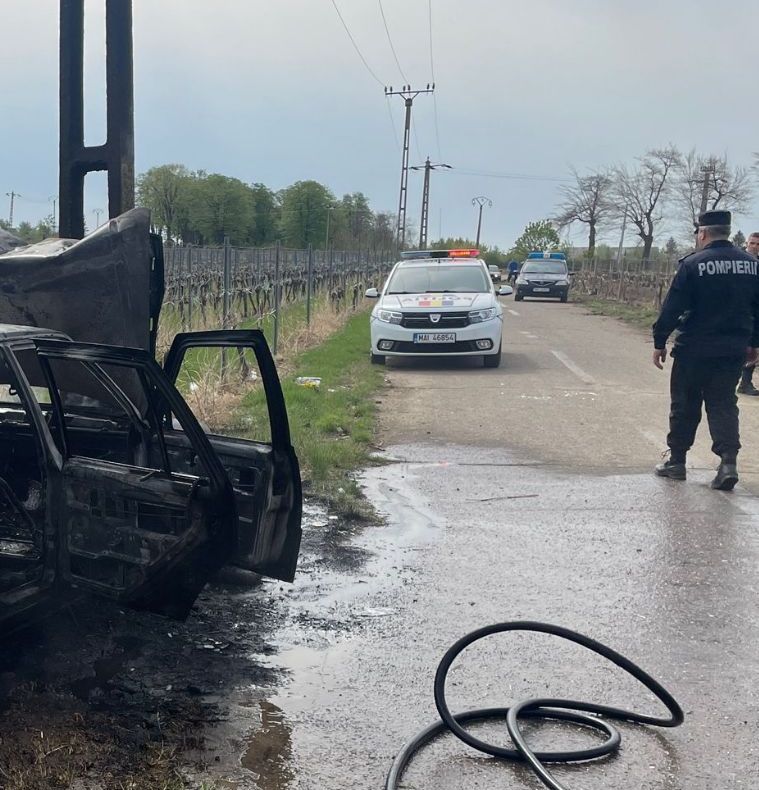 ULTIMA ORĂ Un autoturism a luat foc, la Panciu, după ce s-a izbit de un stâlp. Șoferița a fost transportată la spital