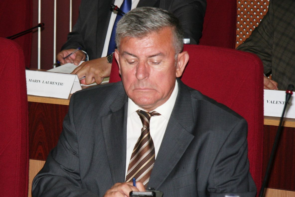 Consilierul județean PSD Constantin Guguianu - acuzat de rude că vrea să ia locuri de veci prin tertipuri, cu sprijinul Primăriei Focșani