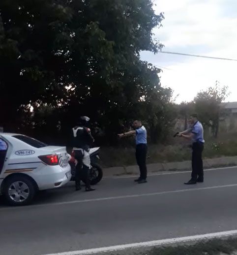 Motociclist somat cu pistolul de polițiști pe un drum din județ