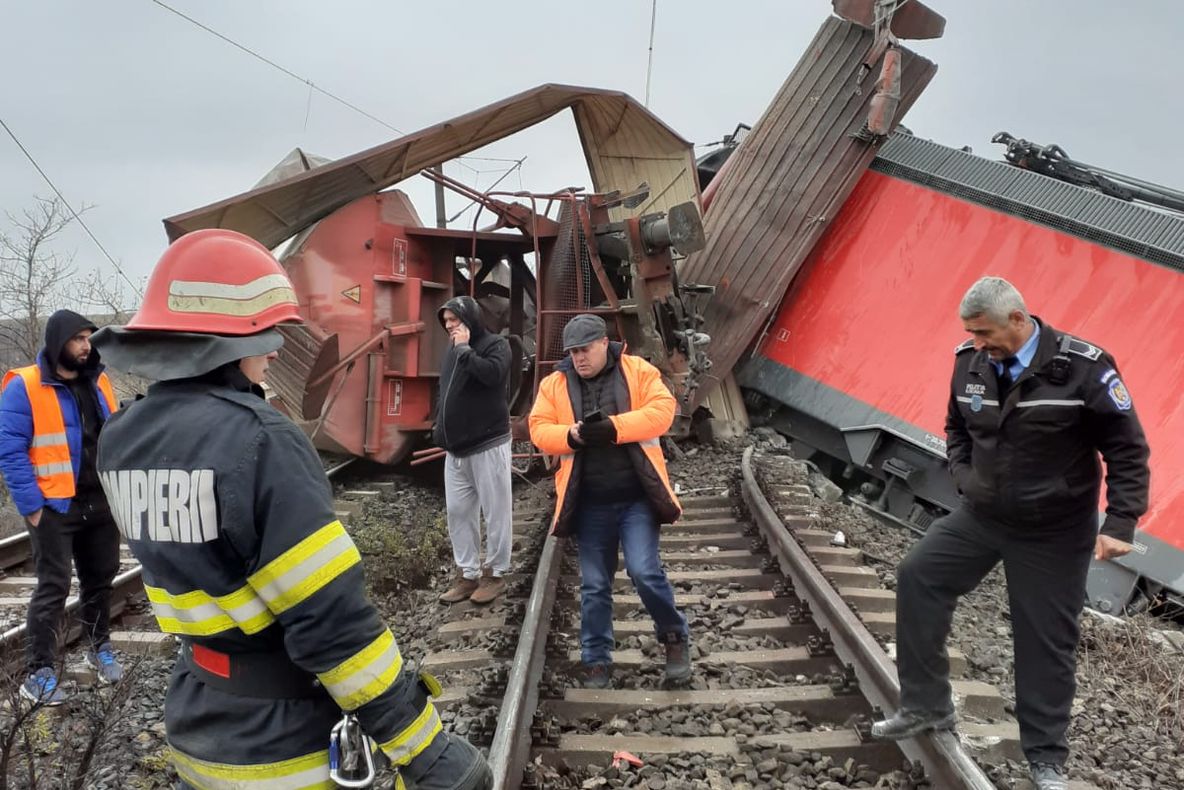 ULTIMA ORĂ Coliziune între două trenuri marfar la Dumbrăveni