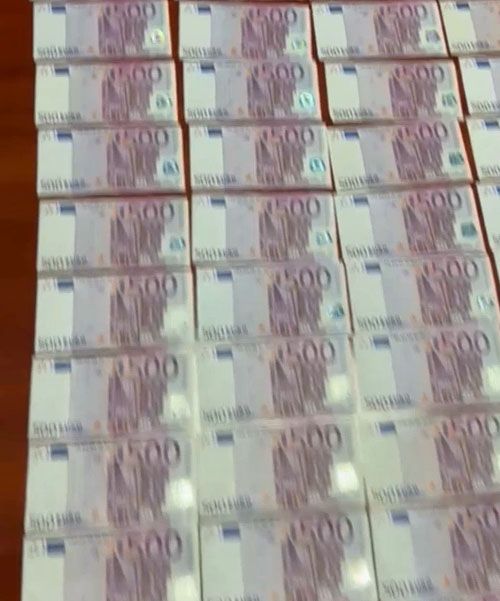 Rețineri după perchezițiile de ieri, din dosarul de constituire de grup infracțional organizat și șantaj / S-au ridicat droguri, arme și peste 500 mii euro