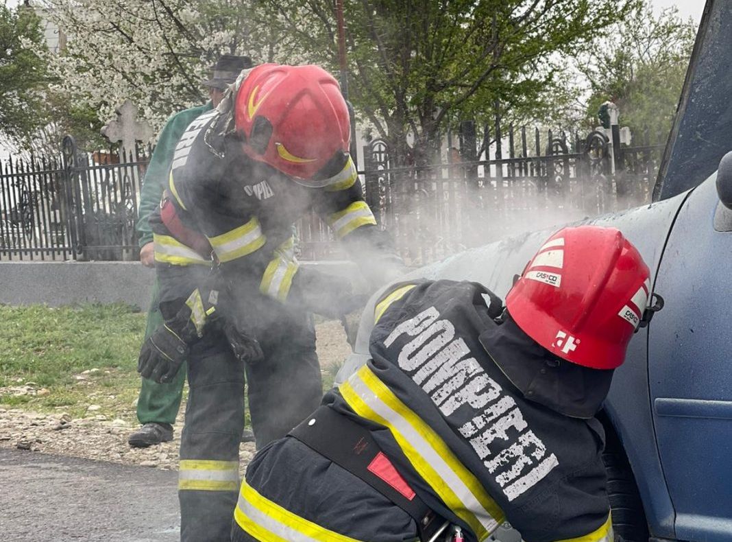 ULTIMA ORĂ Incendiu la o mașină pe o stradă din Focșani