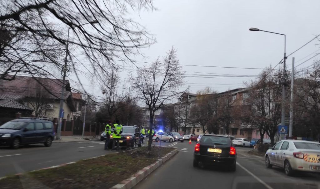 Femeie lovită de mașină a MApN pe trecerea de pietoni, în Focșani