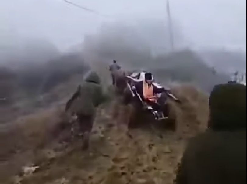 VIDEO Evul Mediu în Vrancea - mort dus la groapă cu căruța, cu noroi până la genunchi