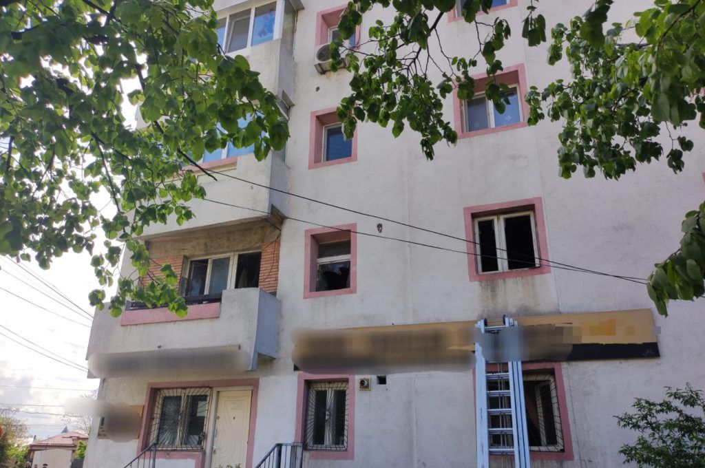Incendiu într-un apartament de pe Bulevardul Independenței. O femeie are arsuri pe față