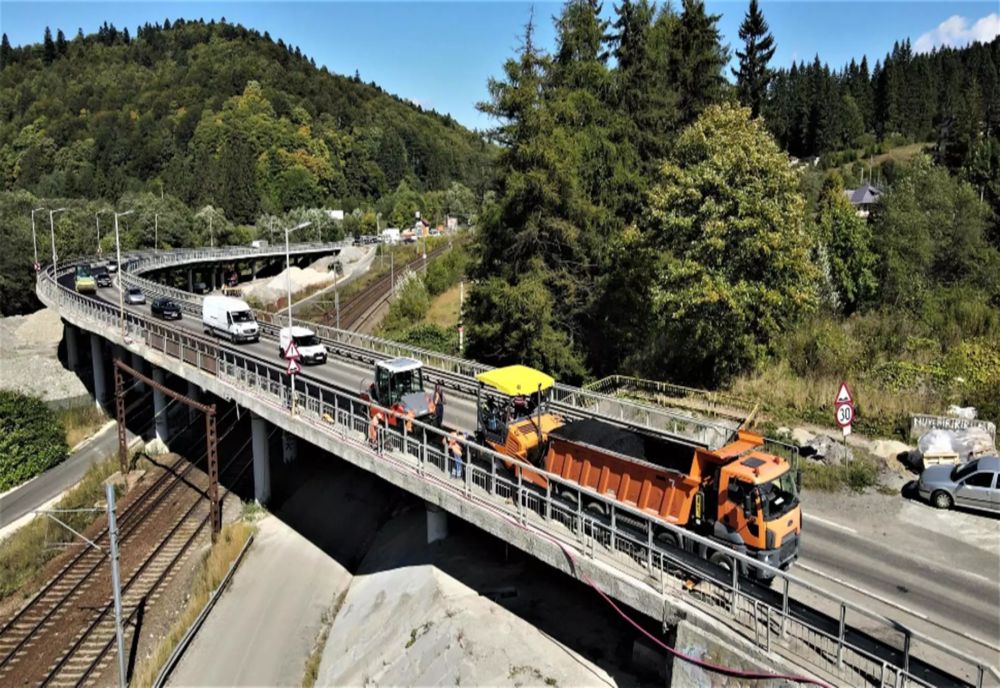 TRAFIC BLOCAT PE DN1, LA PREDEAL. SE FAC LUCRĂRI LA PODUL PESTE CALEA FERATĂ 
