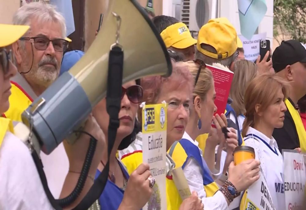 PROTEST URIAȘ LA MINISTERUL EDUCAȚIEI. DASCĂLII CER DEMISIA MINISTRULUI ȘI ANUNȚĂ GREVĂ GENERALĂ ÎN SEPTEMBRIE 