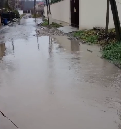 Vrancea anului 2025, la doi pași de Focșani. Nămol și străzi fără canalizare în Vânători.