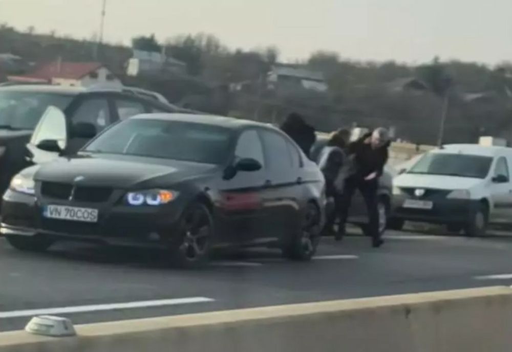 Bătaie în trafic pentru un loc de parcare: a intervenit poliția. Imagini halucinate VIDEO