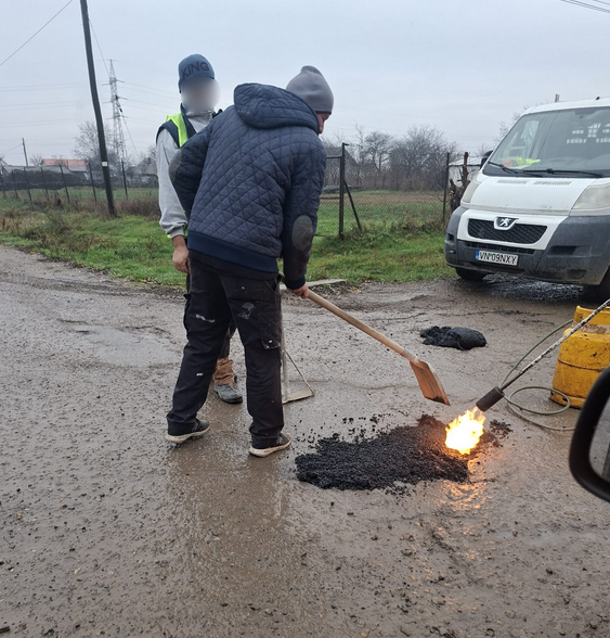 Video. Cum se asfaltează pe ploaie la Adjud! Cu butelia!