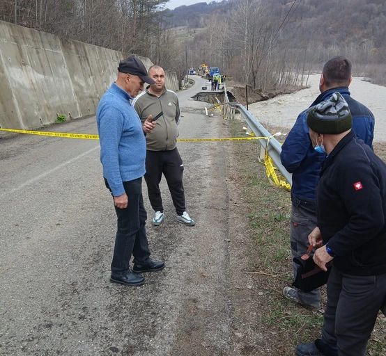 Mii de oameni din Vrancea, izolați după ce DJ 205 D s-a „rupt”