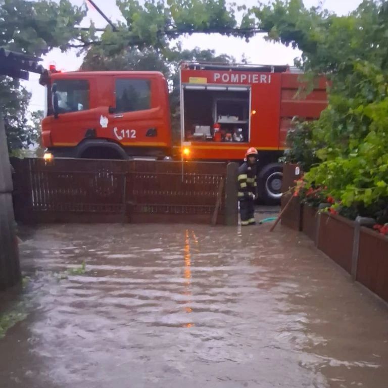 Zeci de persoane evacuate din localitatea Bogza, județul Vrancea, după ce gospodăriile le-au fost inundate