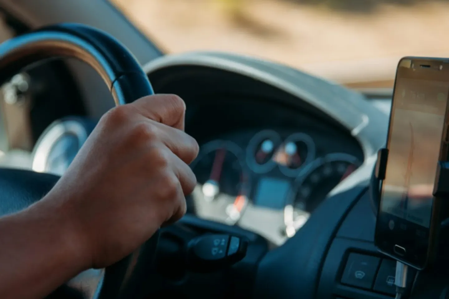 Cod Rutier. Obiectele lăsate pe jos în mașină îți pot aduce o amendă de peste 1.600 de euro și suspendarea permisului