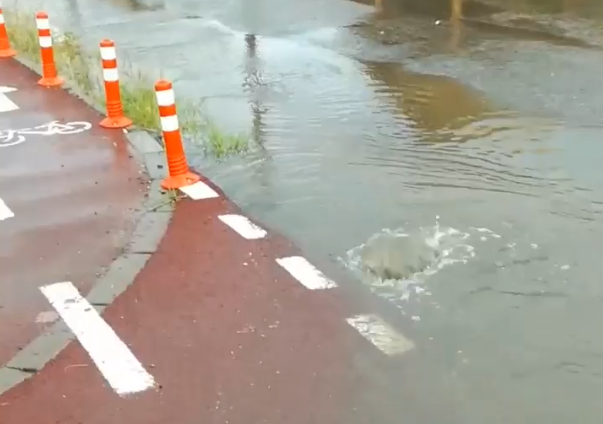 Lucrare de mântuială pe drumul care duce spre Crângul Petrești