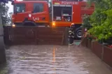 Zeci de persoane evacuate din localitatea Bogza, județul Vrancea, după ce gospodăriile le-au fost inundate