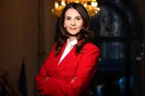 Anca Alexandrescu: Cred că guvernul va trece destul de lejer. Paradoxal, se va întâmpla din cauza deciziilor greșite luate de George Simion