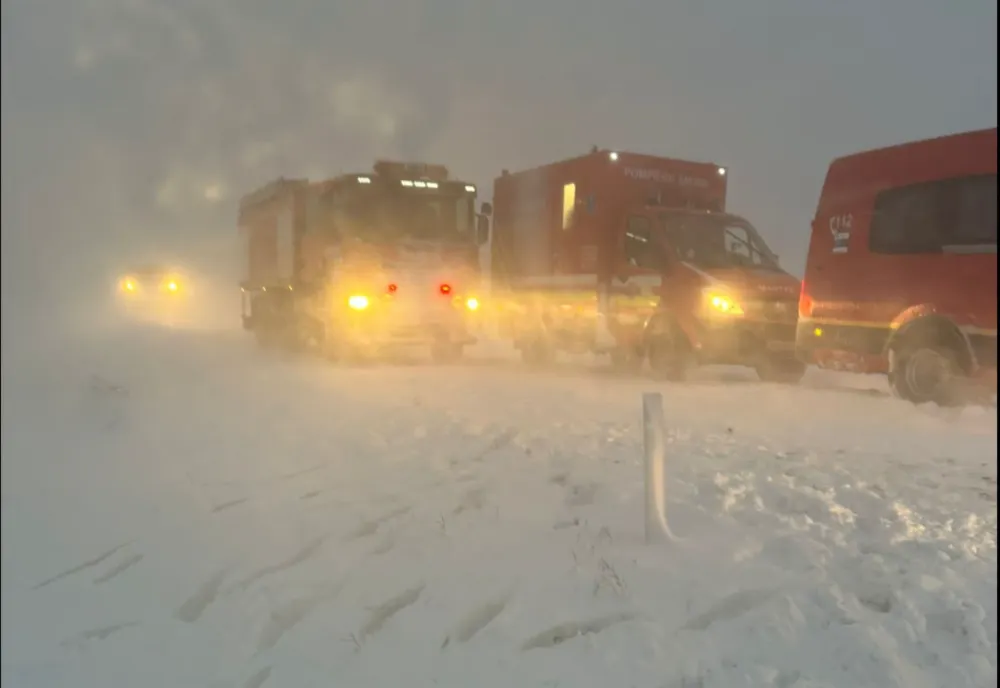 Dezastru provocat de vântul extrem! Container de prim ajutor, aruncat zeci de metri