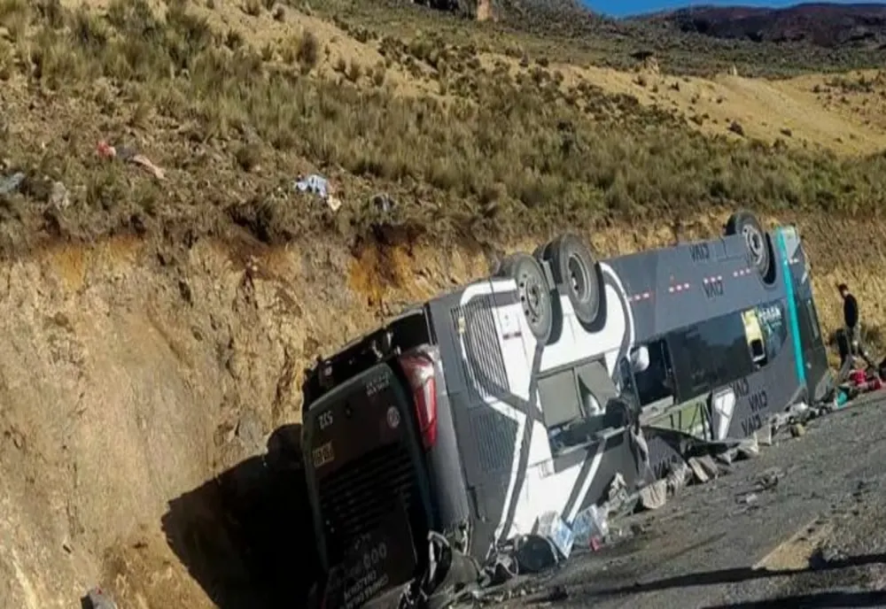 16 persoane au murit după ce un autobuz a căzut într-o prăpastie adâncă de 100 de metri, în Peru