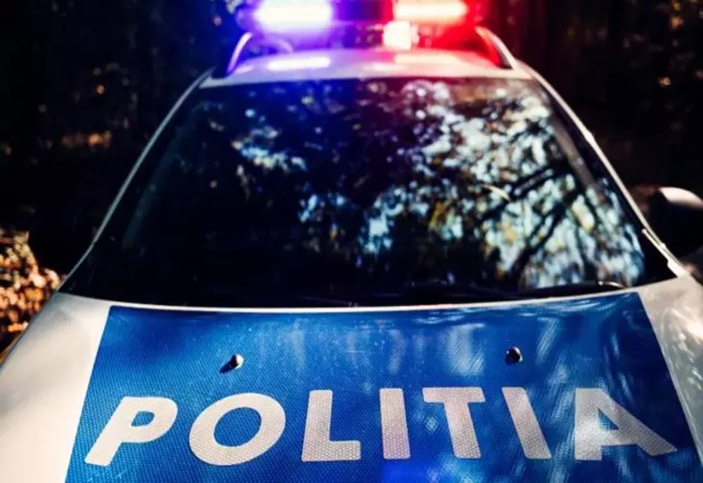 UN POLIȚIST DIN VRANCEA A FOST RĂNIT DUPĂ CE AUTOSPECIALA ÎN CARE SE AFLA A FOST LOVITĂ DE O MAȘINĂ