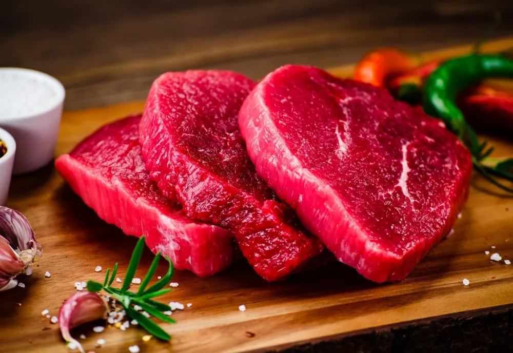 BANCA MONDIALĂ: REDUCEREA CONSUMULUI DE CARNE ROȘIE ȘI LACTATE AR PUTEA CONTRIBUI LA PROTECȚIA MEDIULUI. CE SPUN SPECIALIȘTII ȘI CONSUMATORII