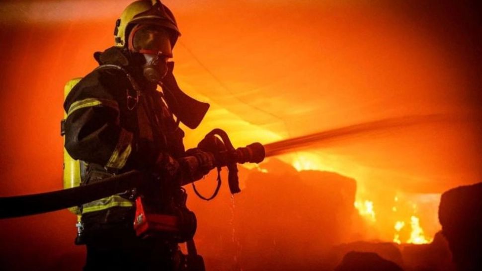 Incendiu puternic într-o gospodărie din Vrancea. Două peroane au fost grav rănite