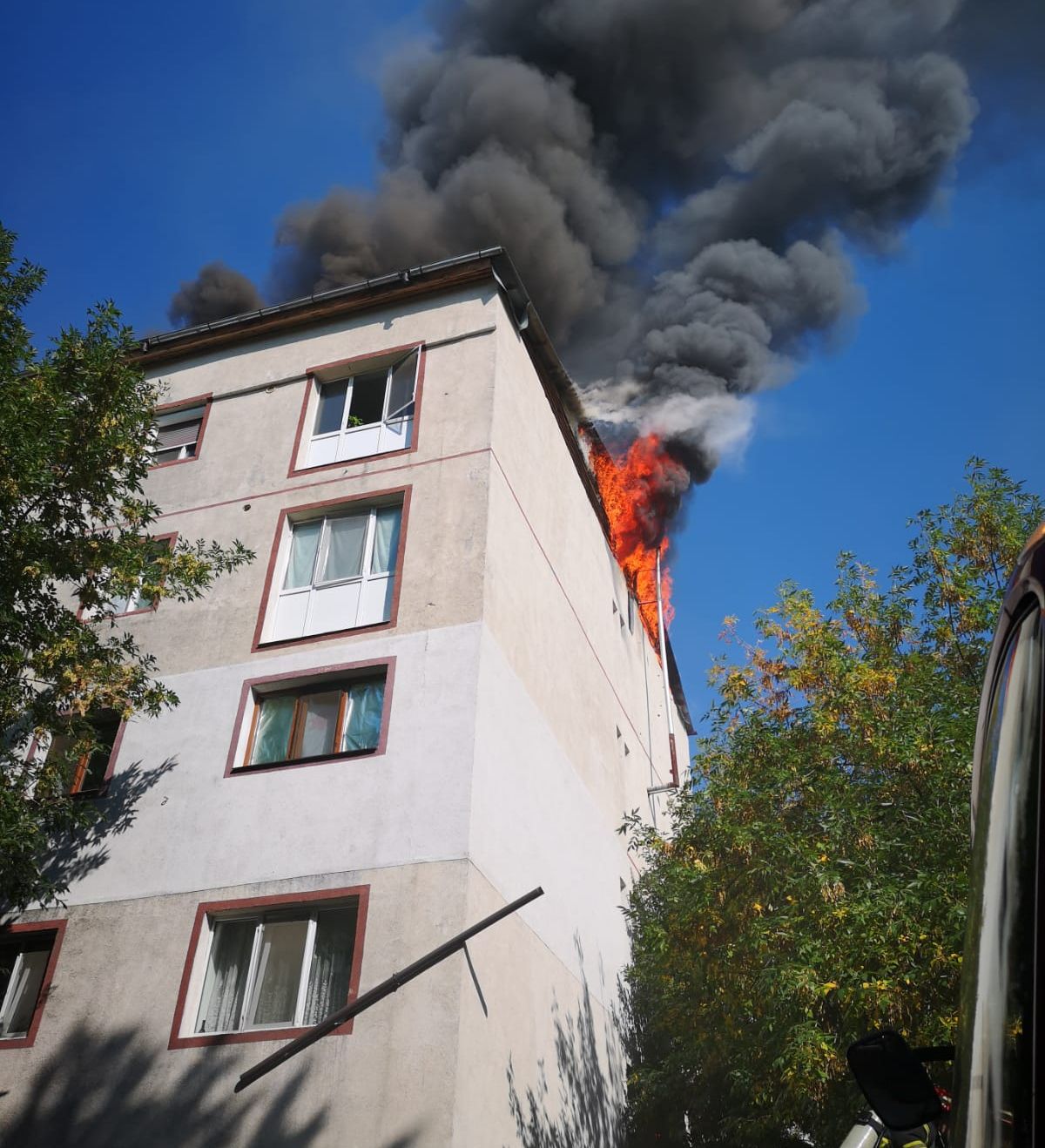 incendiu acoperis bloc