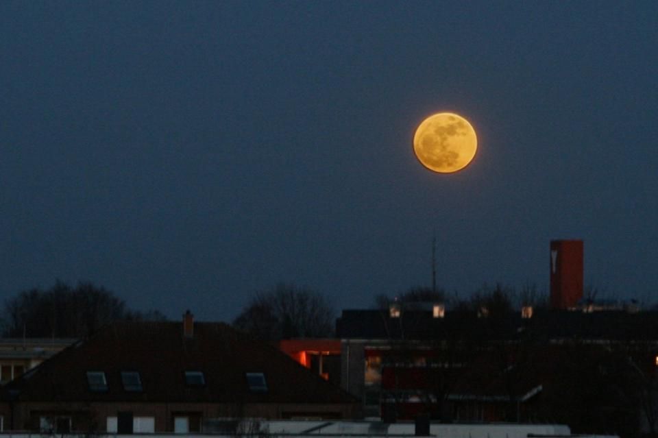 https _blogs-images.forbes.com_startswithabang_files_2016_11_Supermoon_over_Germany_2011-1200x800