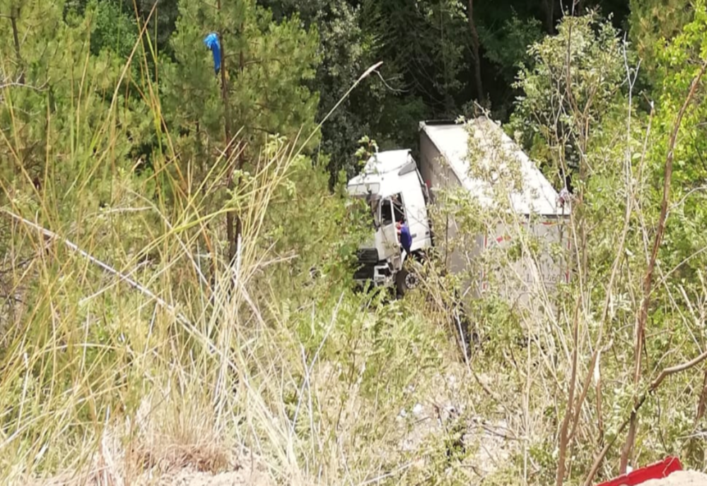 Două mașini au ajuns în râpă în urma unui accident rutier în comuna Valea Sării