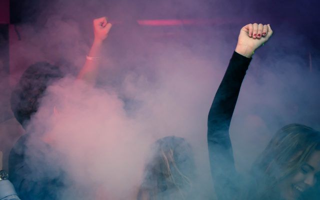 petrecere-party-revelion-intalnire-prieteni-sursa-foto-Pexels-Trinity-Kubassek2-640x400