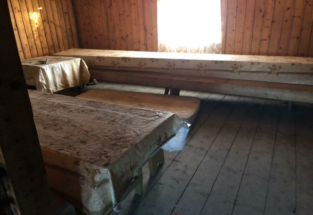 Caz cutremurător în Maramureş: Oameni cu handicap din judeţul Vrancea duşi la ferme şi transformaţi în sclavi (FOTO)