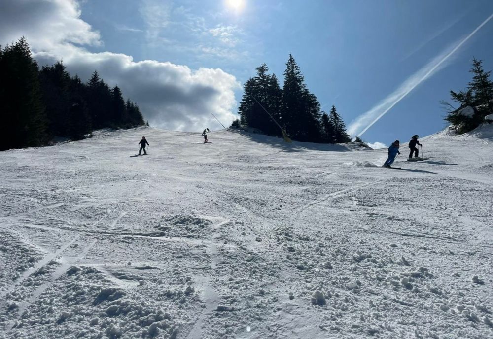 1,7 milioane de treceri prin turnichete, în sezonul de schi din Poiana Brașov