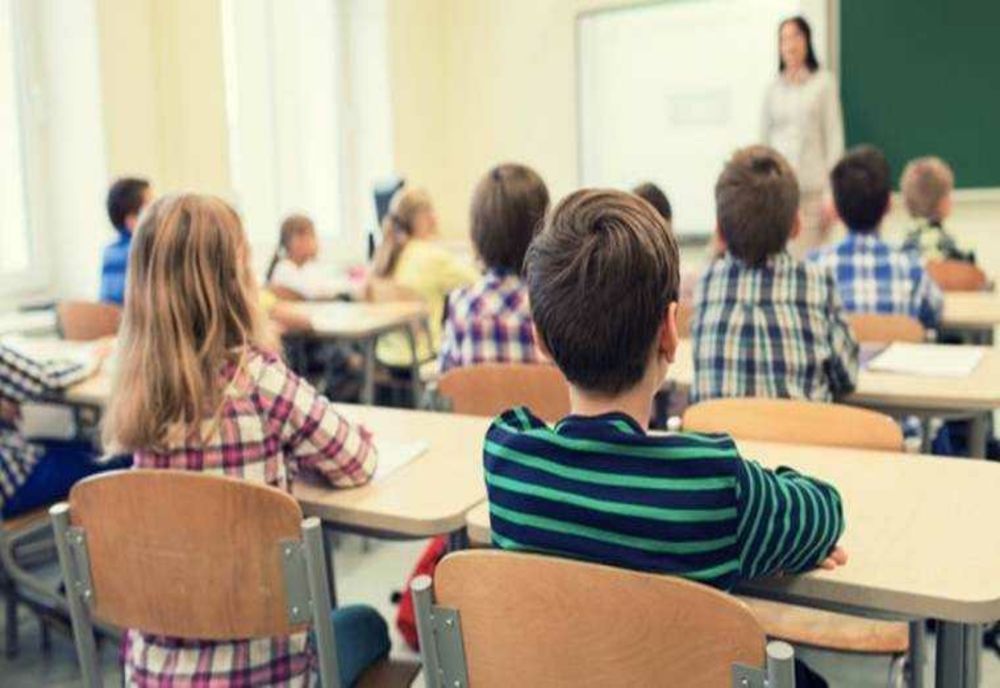 ELEVII DIN BUCUREȘTI SE ÎNTORC LA CURSURI