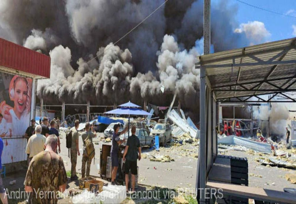 CEL PUŢIN DOI MORŢI ŞI 17 RĂNIŢI ÎNTR-UN ATAC RUSESC ASUPRA UNUI SUPERMARKET ÎN ESTUL UCRAINEI