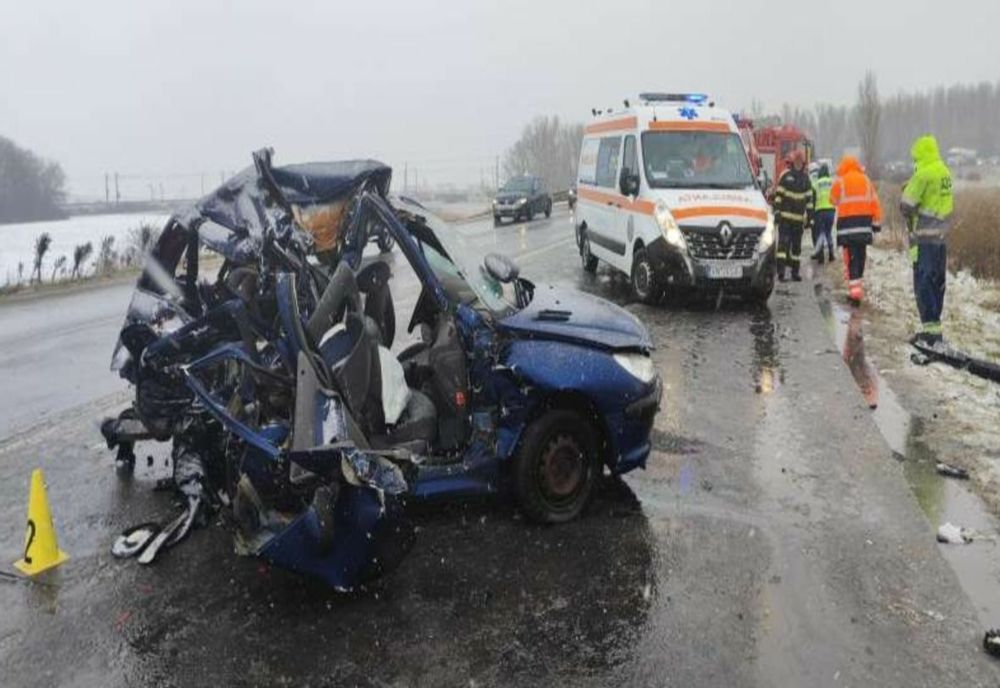 O PERSOANĂ DECEDATĂ ŞI ALTA GRAV RĂNITĂ, ÎN URMA COLIZIUNII DINTRE O AMBULANŢĂ ŞI UN AUTOTURISM