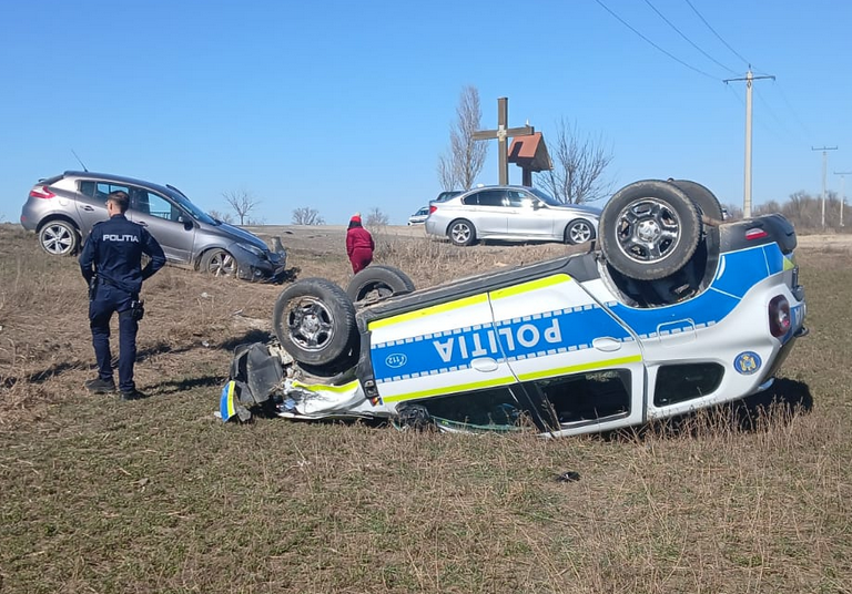 Politie in camp cu masina rasturnata