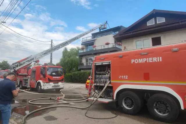 Incendiu la acoperișul mansardei unui bloc din Focșani. Zece locatari s-au autoevacuat