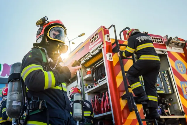 Incendiu puternic în Slobozia Bradului: o casă și o groapă de gunoi, cuprinse de flăcări