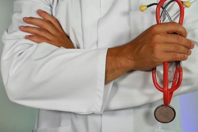 Patru medici din Focșani trimiși în judecată pentru ucidere din culpă și fals intelectual