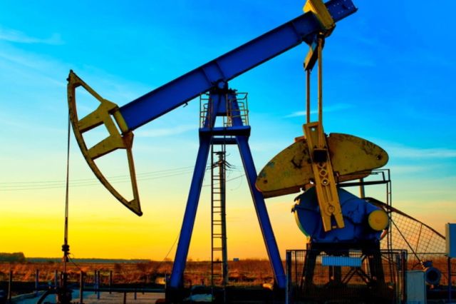 Armistițiul temporar calmează piețele. Petrolul se ieftinește puternic: este cea mai mare scădere din ultimii 6 ani