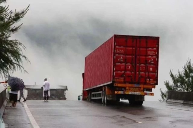 Rețea de șoferi de TIR, destructurată în Italia: mii de litri de carburant furați și vânduți la negru