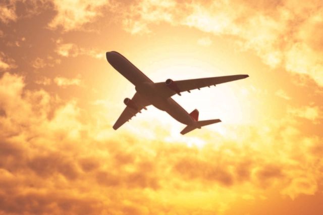 Alertă pe Aeroportul Otopeni. Un avion cu peste 200 de pasageri a revenit la sol după ce în cabină s-a simțit miros de ars