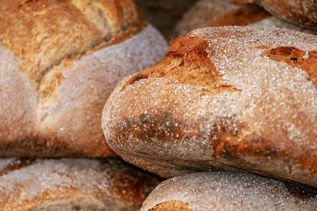 Pâinea se scumpește înainte de Paște: românii vor plăti mult mai mult pentru produsele de bază