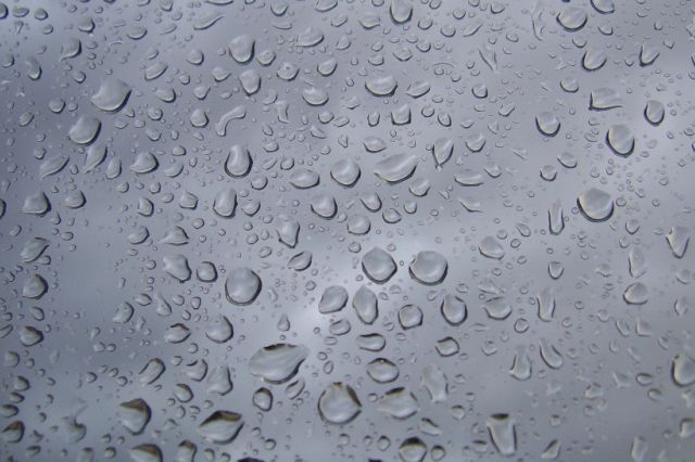 Cod galben de vânt în mai multe regiuni ale țării. Meteorologii anunță instabilitate atmosferică și ploi însemnate