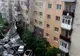 ULTIMA ORĂ La un pas de o tragedie: un acoperiș masiv a căzut în stradă, smuls de furtună
