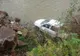 Urmărire ca-n filme în Vrancea. Un șofer fără permis a plonjat cu mașina în râu pentru a scăpa de Poliție