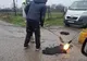 Video. Cum se asfaltează pe ploaie la Adjud! Cu butelia!